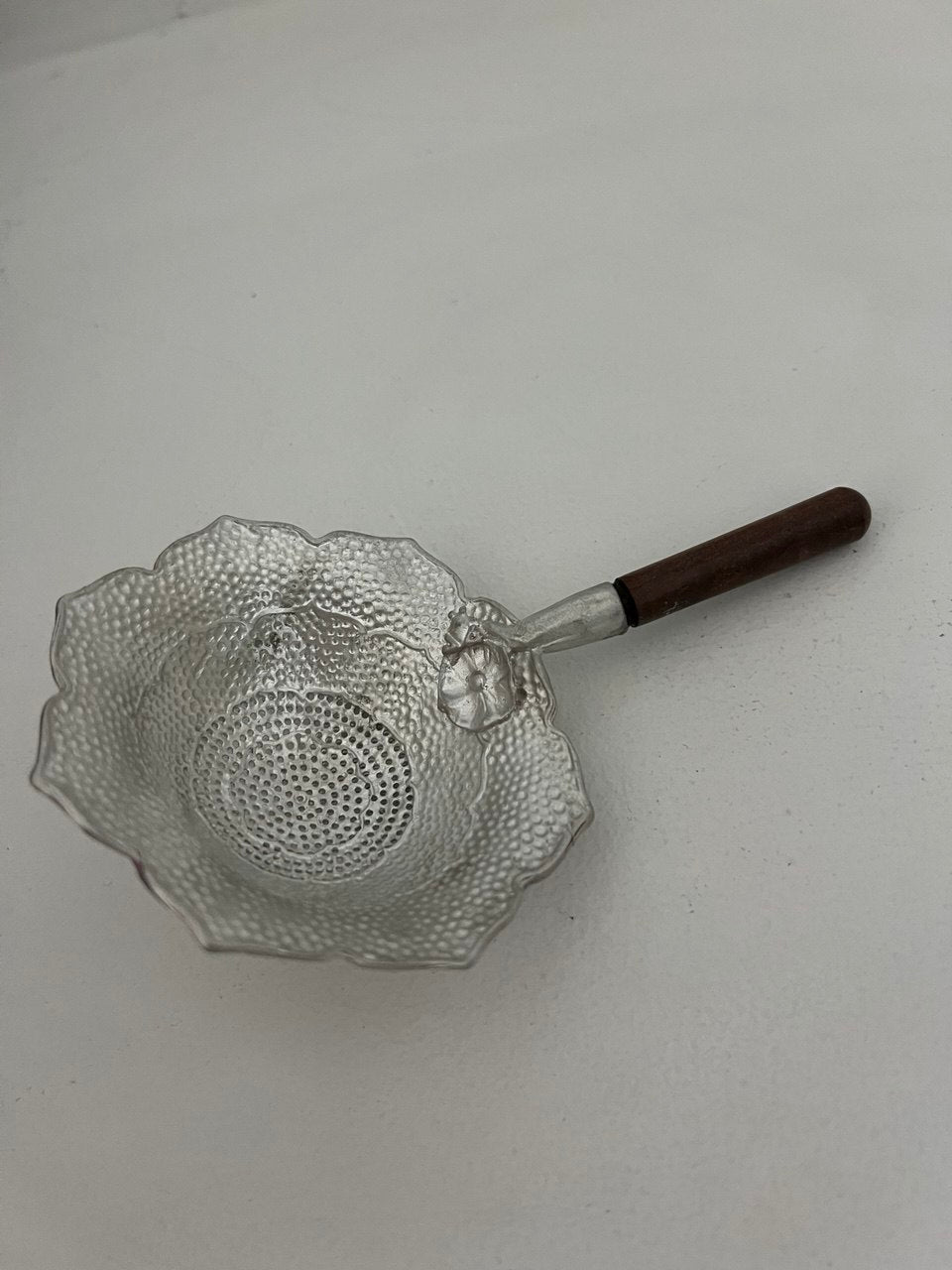 Tin sieve
