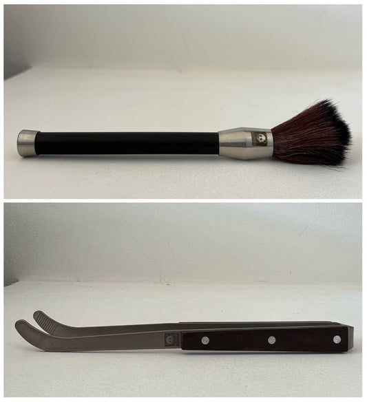 Set of brush and tongs